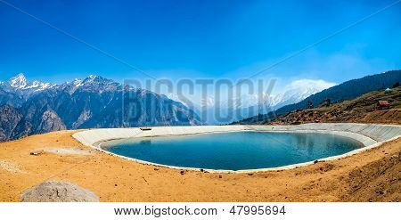 Lago artificial del Himalaya