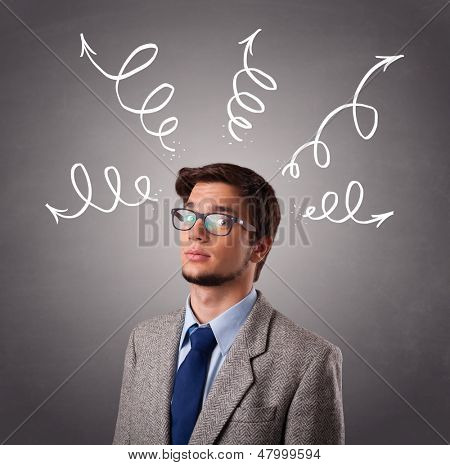 Junger Mann stehen und denken mit Pfeilen overhead