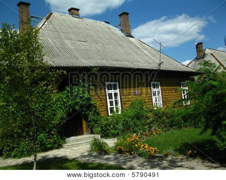 Starý historický bytový dům s barevnými zahradou v Chelm, Polsko