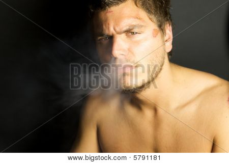 junge sexy Mann Rauchen einer Zigarette