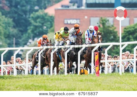 Group Of Jockeys Fight To Take The Lead Into The Last Curve