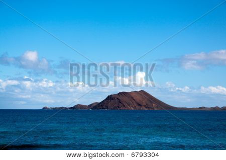 Isole Canarie, Isla de Lobos, vulcano estinto La Caldera, Lanzarote in background