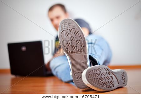 คนที่ทำงานกับคอมพิวเตอร์บนพื้นไม้  บน Outsole