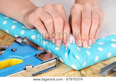 Fastening fabric and board using construction stapler
