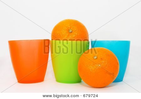 zwei Orangen mit bunten cups