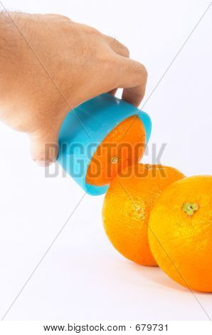 drei Orangen mit hell blauer Becher