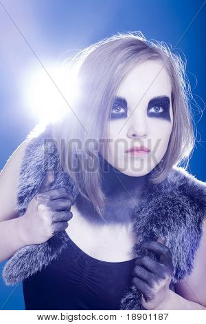 jeune adulte sérieuse avec maquillage sombre à la recherche de contrôle