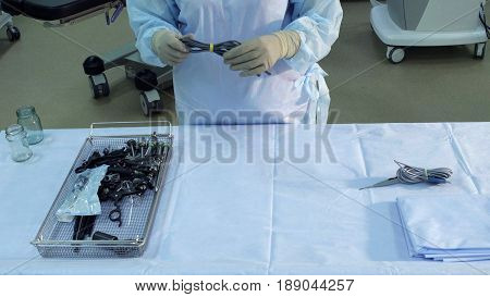Surgical assistant prepare a surgical instrument for laparoscopic operation