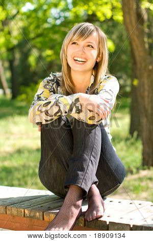 Happy young Woman entspannen im freien