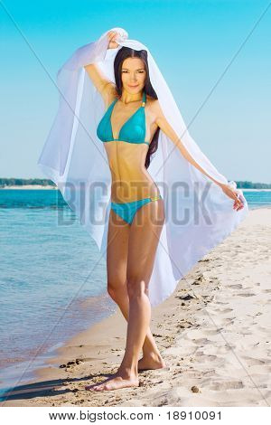 ung kvinna på en strand