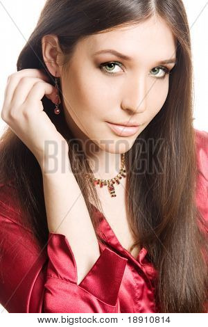 Retrato de estúdio de uma linda jovem morena