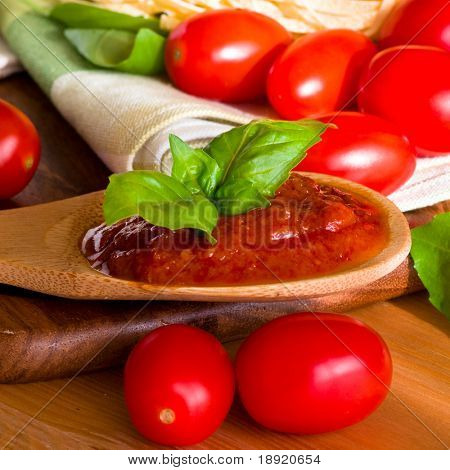 al'Arrabbiata salsa con pomodoro e basilico fresco