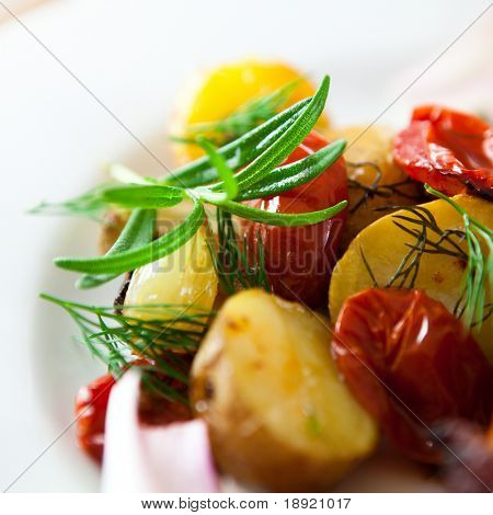 Batatas assadas e tomates com ervas