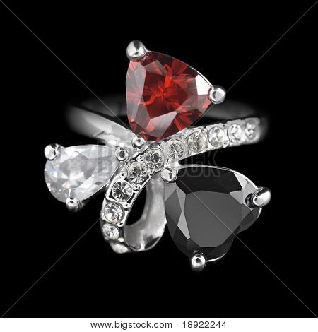 Ring met diamanten op zwart