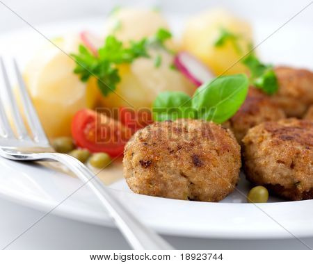 Frikadellers с картофелем, зелень и овощи