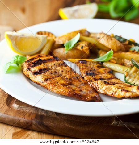 Gegrillte Hähnchenbrust mit Kartoffeln und Zucchini
