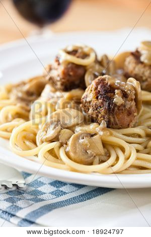Спагетти с фрикадельками и грибным соусом