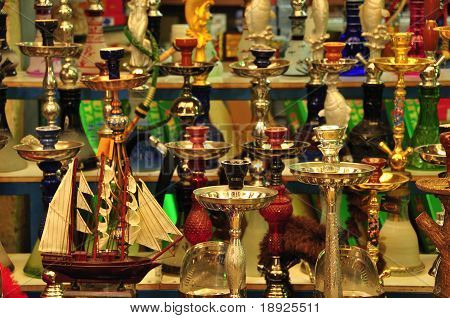 เรือจำลองและขวดบุหรี่ในร้านค้าของที่ระลึก