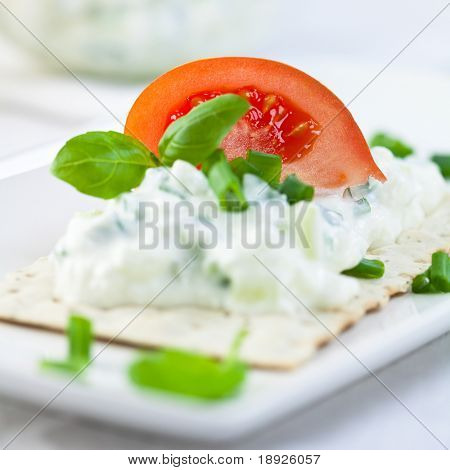 Knäckebrot mit frischem Quark, Tomaten und Kräutern