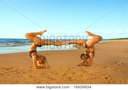 Deux fille acrobatique sur la plage