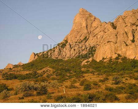 Montañas y la luna