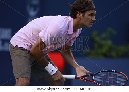 โตรอนโต: 10 สิงหาคม Roger Federer เล่นกับ Juan Ignacio Chela ในการโรเจอร์สคัพ 2010 ในเดือนสิงหาคม 