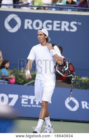 โตรอนโต: 10 สิงหาคม Juan Ignacio Chela เล่นกับ Roger Federer ในการโรเจอร์สคัพ 2010 ในเดือนสิงหาคม 