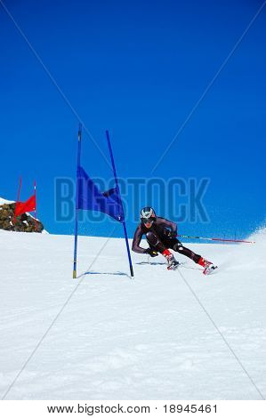 Unge ski racer gør downhill slalom