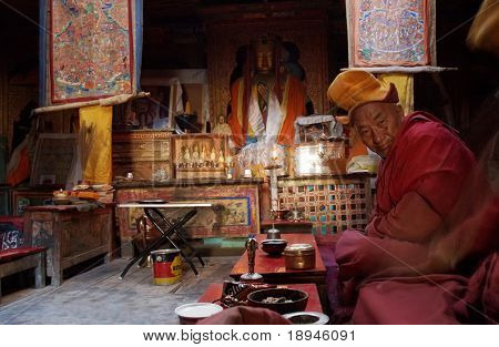 Starý Tibetský mnich; buddisht klášter
