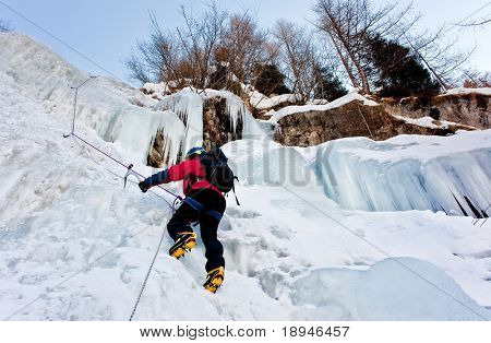 Escalador de hielo en una caída de hielo escarpado; horizontal; Alpes, Italia, Europa