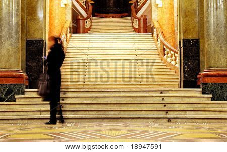 Alte Treppe in Sofia Universität führt zu Aula Magma