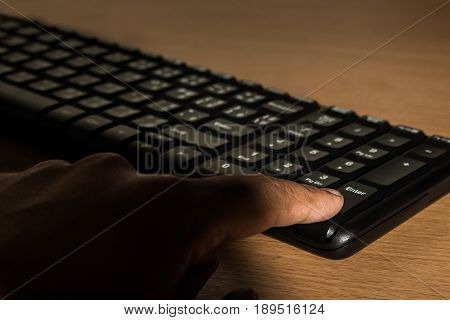 Men's use forefinger press on 