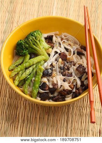Udon noodle soup with mushroms, asparagus, and broccoli