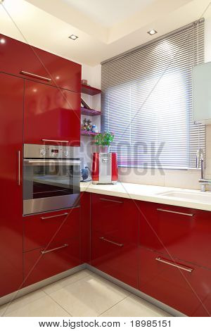 Cozinha de luxo com elementos vermelhos e mármore