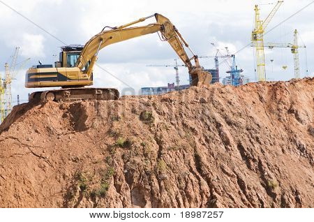 Radlader Bagger in offenen sand mir über Baustelle
