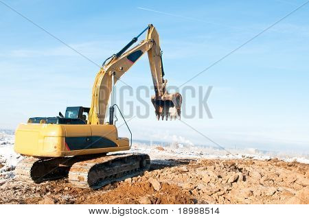 Schwere Bagger Lader im Winter gefroren Boden verschieben funktioniert im Sandkasten