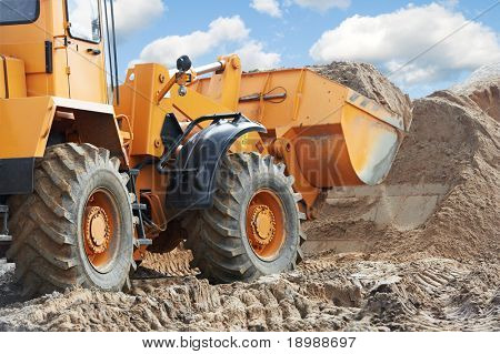 Radlader Maschine entladen Sand am Eathmoving arbeitet in Baustelle