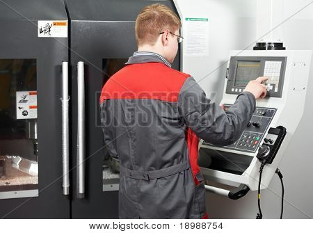 Maschinentechniker Arbeitnehmer an Cnc-Metall Bearbeitung Fräszentrum in Werkzeug-workshop