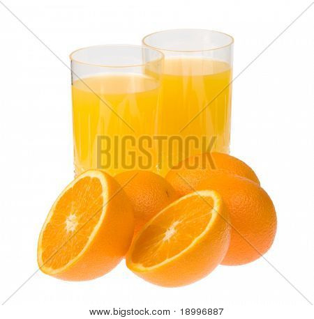 Appelsinjuice i to glas og frisk orange frugter på hvid med fritlægningskurven