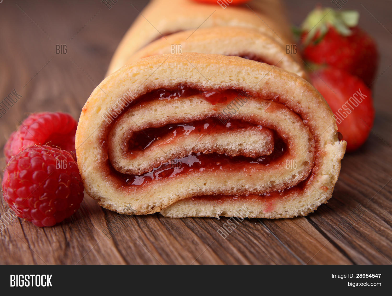 Рулет с вишней бисквитный. Рулет с конфитюром. Рулет " домашний рулет" бисквитный. Рулет с конфитюром. Рулет бисквитный с повидлом.