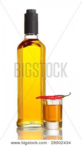 bouteille et verre de poivre rouge et vodka piment isolé on white