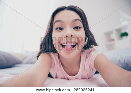 Close Up Photo Cute Beautiful She Her Little Girl Lying Down Linen Sheets Homey Sunday Make Take Sel