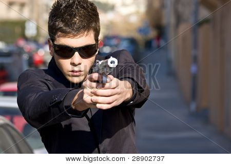 Agent mit Gewehr in der Mitte der Straße mit dem Ziel
