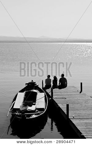 Drie vrienden genieten van de rust van de Albufera