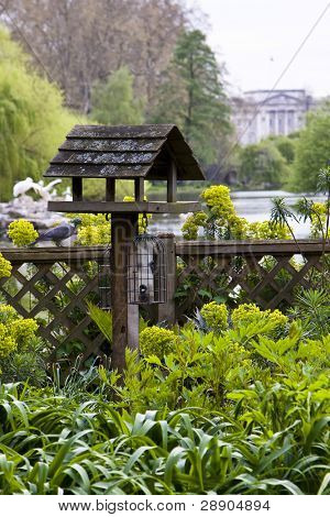 Holubník s Buckinghamského paláce jako pozadí, St James park, Londýn.