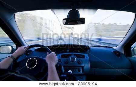 Vista de dentro do carro em alta velocidade.