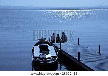 Drie vrienden genieten van de rust van de Albufera