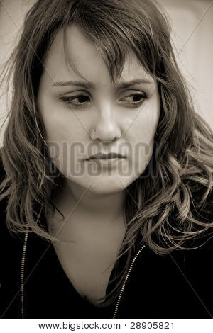 Donna bionda vicino ritratto, viraggio seppia.