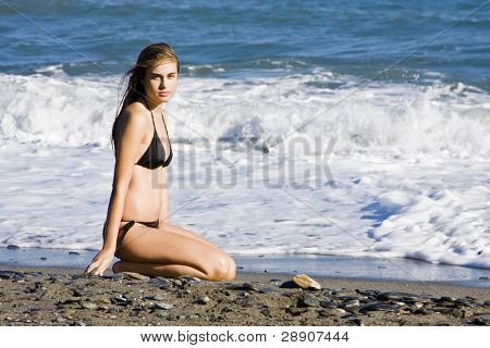 Sexet ung pige poserer på stranden