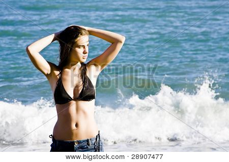 Unge smukke model poserer med havet som baggrund